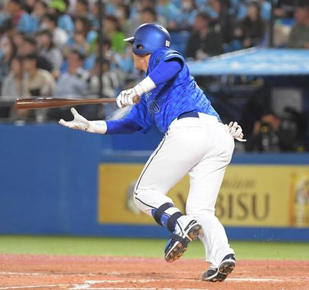 　５回、山本は右前適時打を放つ（撮影・佐藤厚）