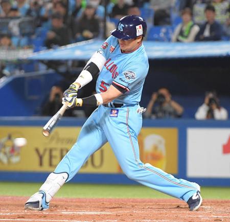 　３回、村上は中前適時安打を放つ（撮影・佐藤厚）