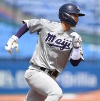 　２回、中前適時打を放ち一塁に向かう明大・宗山塁（撮影・堀内翔）