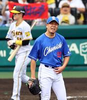 　２回、中野に四球を与え顔をしかめる大野（撮影・山口登）