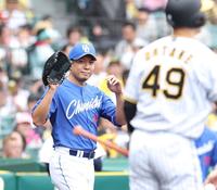 　２回、木浪に右前打を浴び、ベースカバーに向かった大野（撮影・中田匡峻）