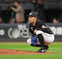 　５回、三塁手・中村奨がレイエスの打球を後逸し、しゃがみ込む小島（撮影・中島達哉）