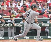 　１回、坂本は左前打を放つ（撮影・市尻達拡）