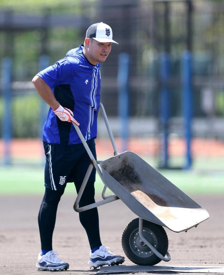 　一輪車を押して片付けをする筒香（撮影・金田祐二）