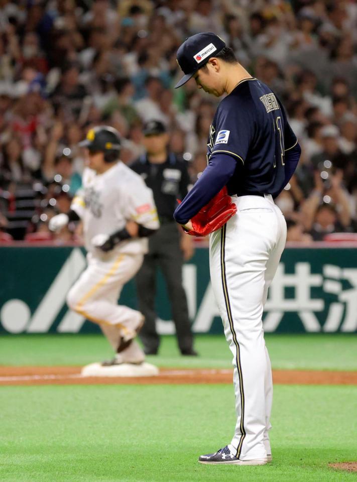 　４回、山川（奥）に３ランを浴びた山下