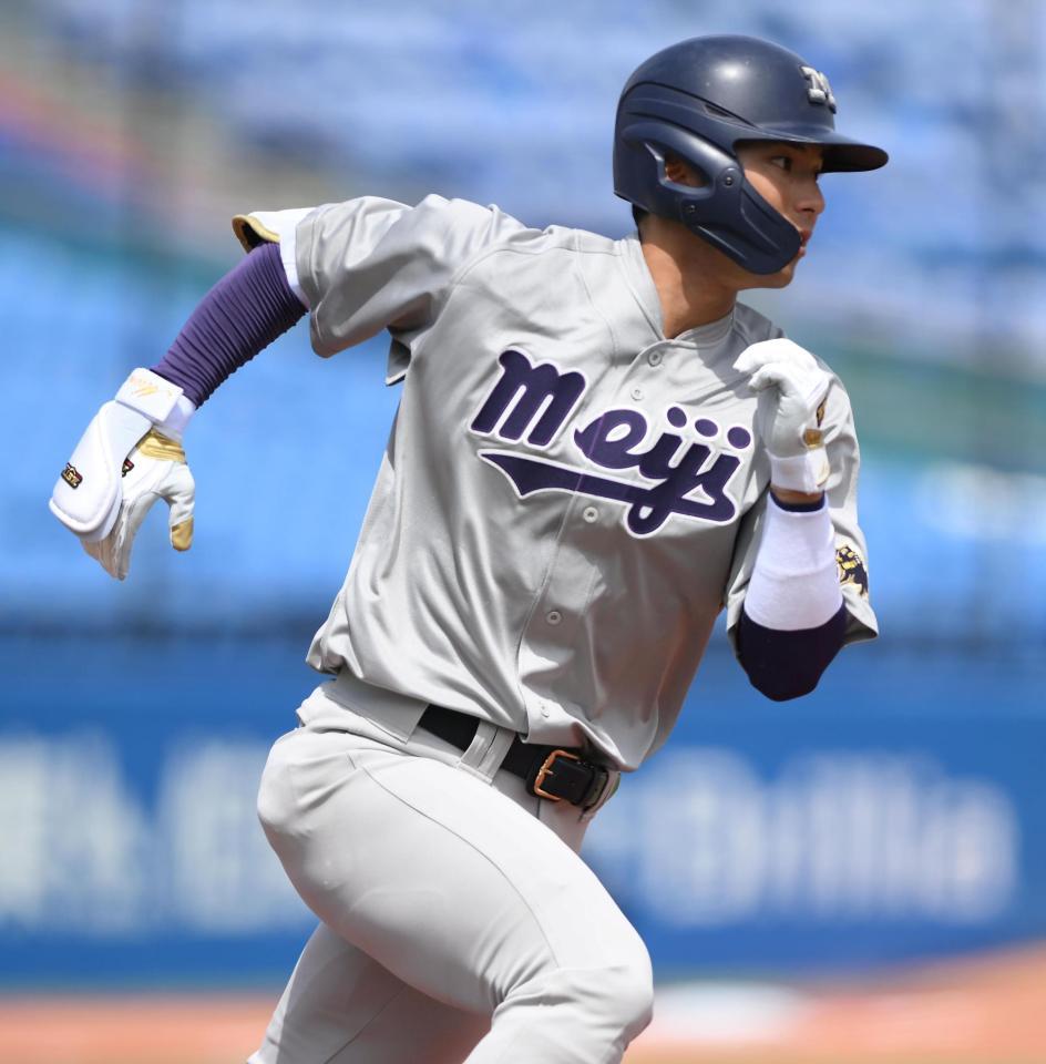 　２回、中前適時打を放ち一塁に向かう明大・宗山塁（撮影・堀内翔）