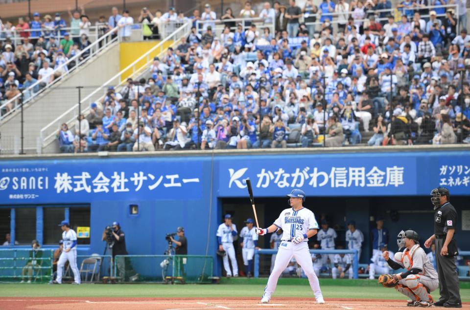 　１回、スタンドに詰めかけたファンが見つめる中、打席に立つ筒香（撮影・伊藤笙子）