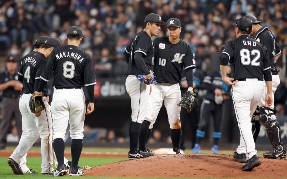 　８回、マウンドに集まる小島（中央）らロッテナイン（撮影・中島達哉）