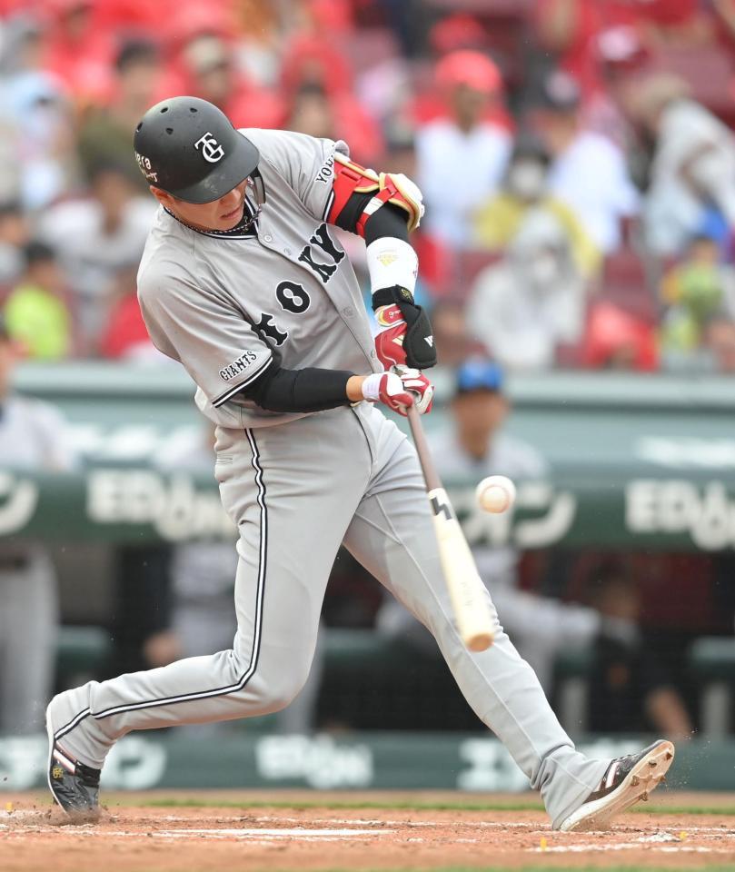 　５回、坂本は投手への内野安打を放つ（撮影・市尻達拡）