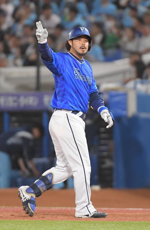 　５回、宮崎は右前適時打を放つ（撮影・佐藤厚）