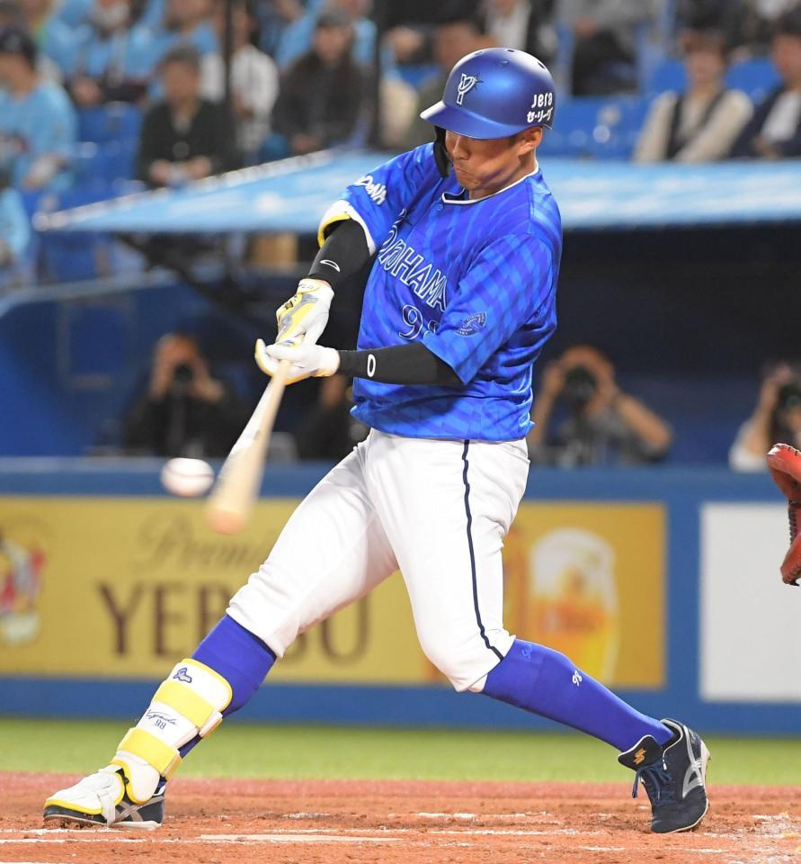 　２回、２０日が誕生日の京田は右中間に適時三塁打を放つ（撮影・佐藤厚）