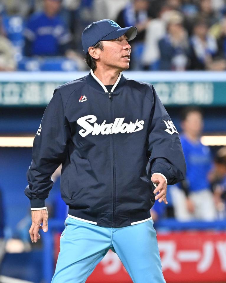 　５回途中、投手交代を告げる高津監督