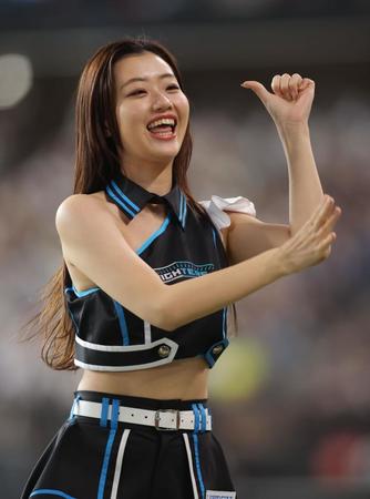 　新ダンスを披露するファイターズガールの新井田愛理さん（撮影・中島達哉）