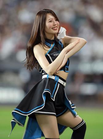 　新ダンスを披露するファイターズガールの塩澤美咲さん（撮影・中島達哉）