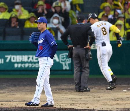 　６回、佐藤輝に先制３ランを許す松葉（撮影・山口登）