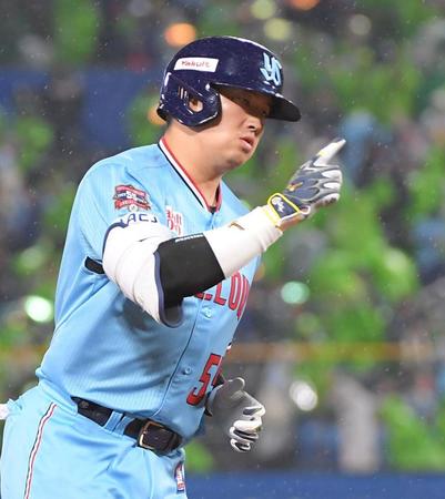 　４回、村上はバックスクリーンに４号ソロを放つ（撮影・佐藤厚）