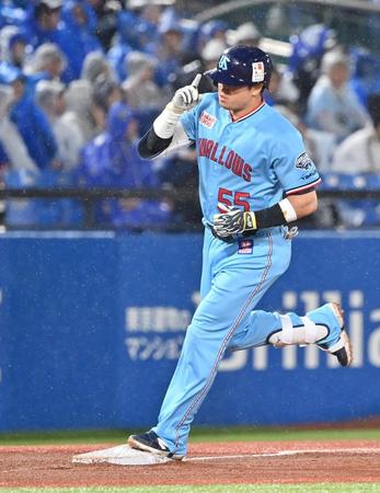 　４回、中越えソロを放った村上