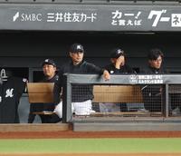 　７回、戦況を見つめる吉井監督（中央）＝撮影・中島達哉