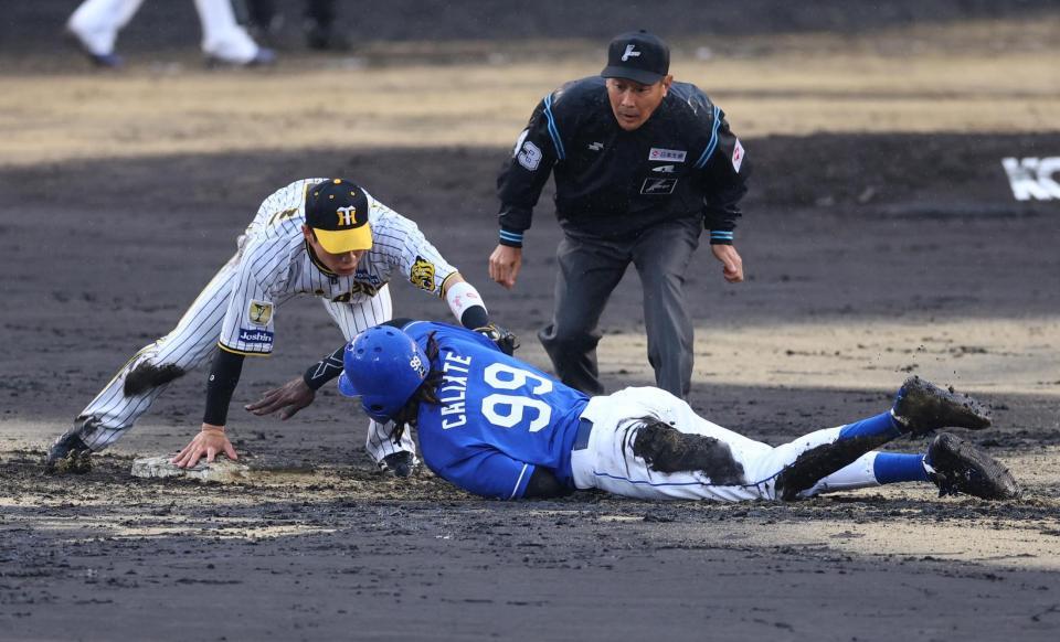 　４回、中田の中飛で一走・カリステは二塁を狙うもオーバーランしタッチアウトになる（野手・木浪）＝撮影・山口登