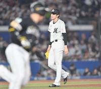 　４回、近藤（手前）に先制の左前適時打を打たれた佐々木（撮影・開出牧）