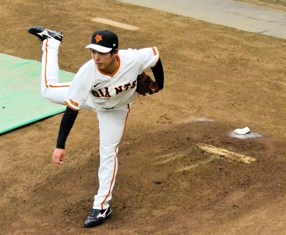 　ブルペンで投球練習をする赤星