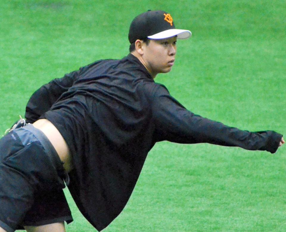 　キャッチボールで調整する山崎伊