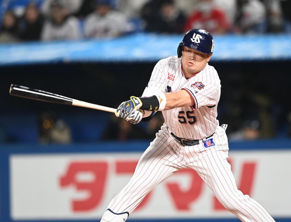 　４回、空振り三振に倒れた村上（撮影・園田高夫）