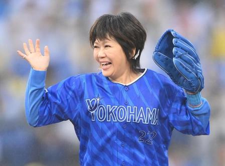 ＬＩＮＤＢＥＲＧの渡瀬マキが始球式で大喜び　見事なノーバン投球後に満面の笑み　縁のある阪神ファンからも拍手　ＤｅＮＡ－阪神戦
