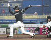 　４回、今宮が右前に適時打を放つ