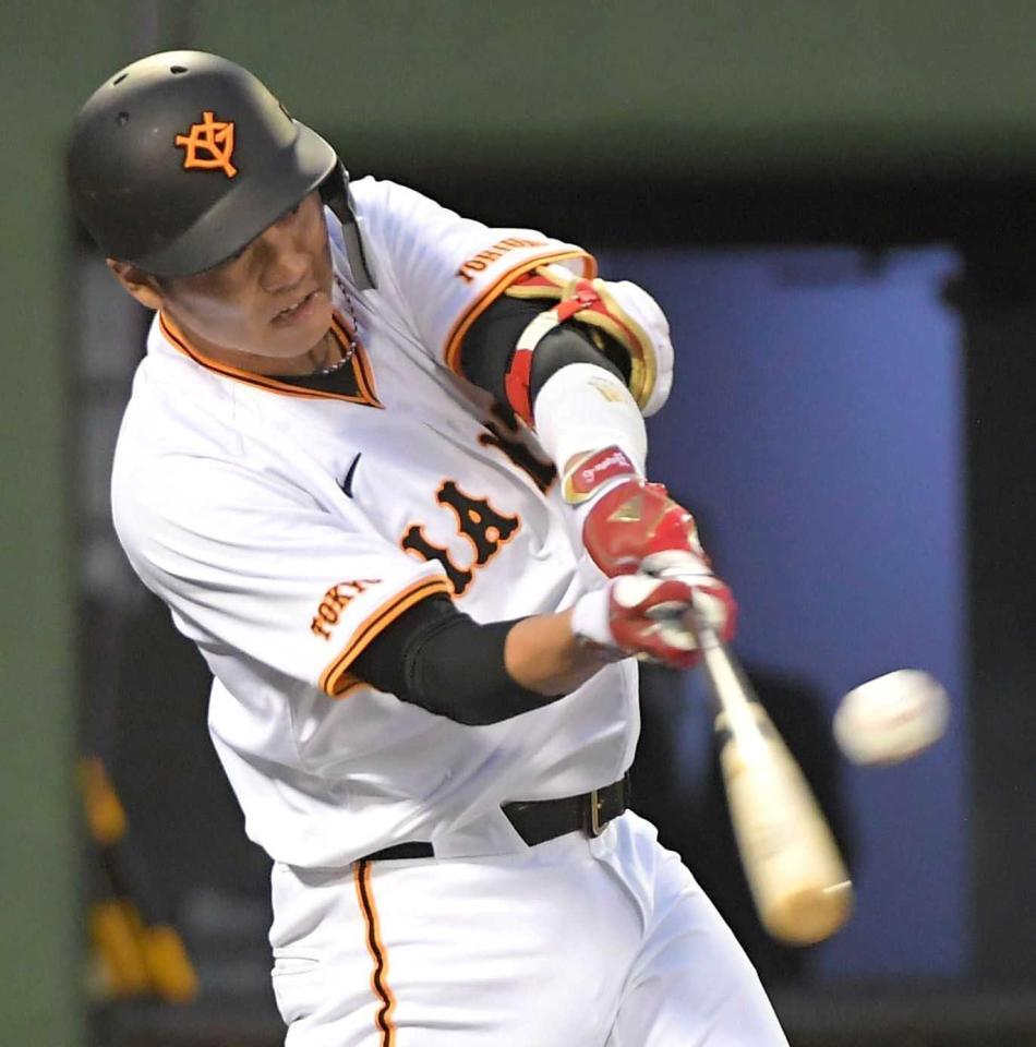 　１回、先制適時打を放つ坂本（撮影・佐藤厚）