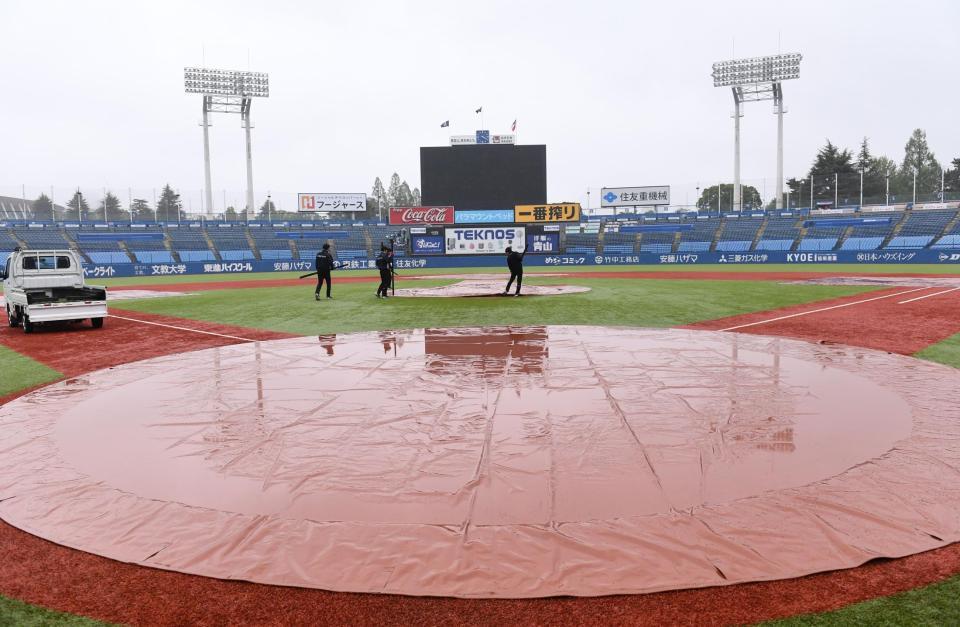 　雨天中止となったヤクルト対広島戦（撮影・園田高夫）