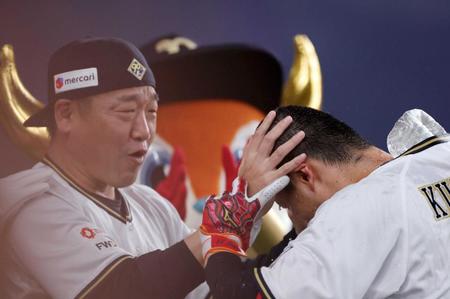 　紅林に頭突きの祝福を見舞う中嶋監督（左）＝撮影・坂部計介