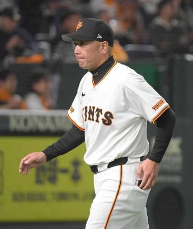 　８回、ベンチに戻る阿部監督