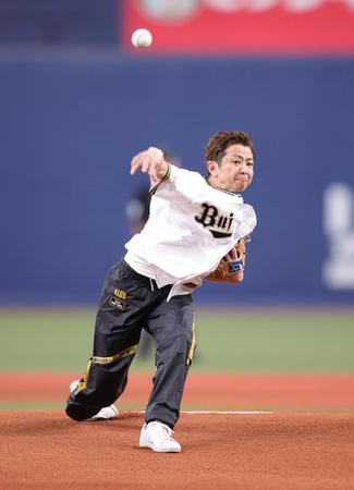 　始球式を行ったボートレーサー・石野貴之（撮影・坂部計介）