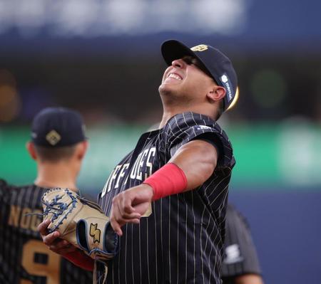 　６回、セデーニョは中飛に倒れ、守備につく時悔しさをにじませる（撮影・坂部計介）