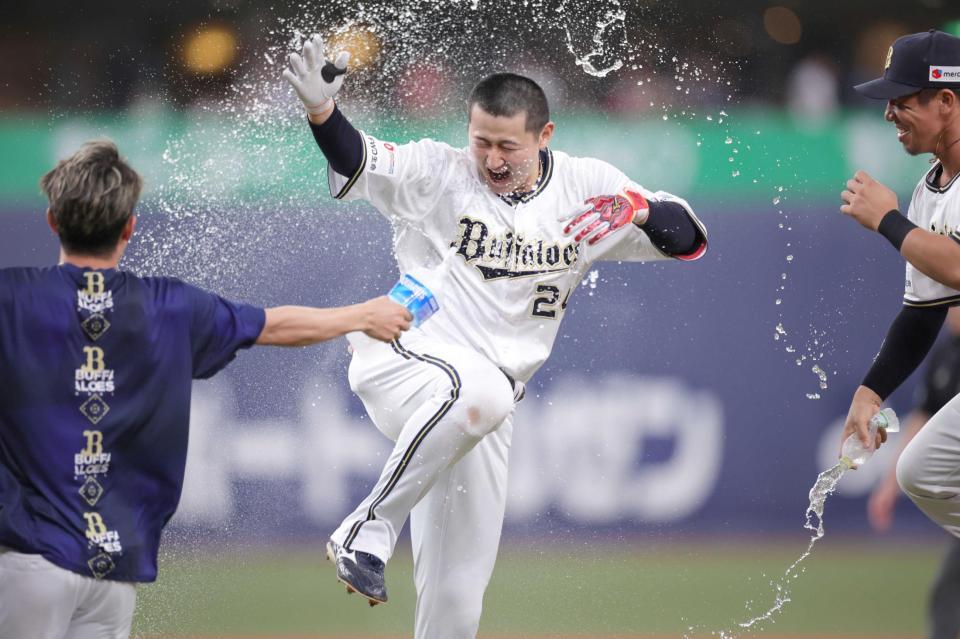 　延長１０回、サヨナラ打を放ち、手荒い祝福を受ける紅林