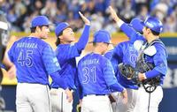 　勝利に喜ぶＤｅＮＡナイン（撮影・佐々木彰尚）