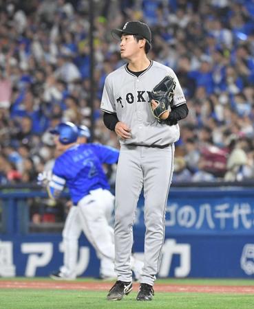 　８回、牧（左）に適時二塁打を浴びて逆転を許した西舘