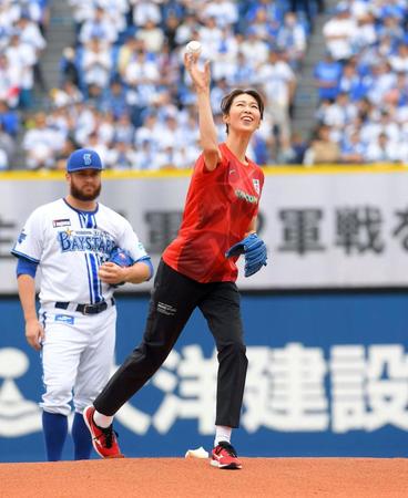 【写真】「やっぱり頭身スゲーな」木村沙織さんが始球式　揺れるポニテ、すらり１８５㎝長身から美軌道投球