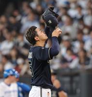 　１回、４失点し、汗をぬぐう椋木（撮影・中島達哉）