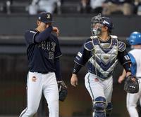 　１回、日本ハムに打者一巡の猛攻を受け４失点し、ベンチに戻る椋木（左）と森（撮影・中島達哉）