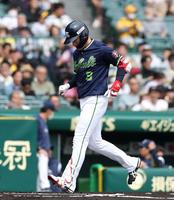 　１回、左越えに先制ソロを放ち、ゆっくりと生還する塩見（撮影・中田匡峻）