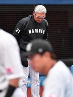 　７連敗を喫した吉井監督はベンチから出て帽子を取って頭を下げる（撮影・開出牧）