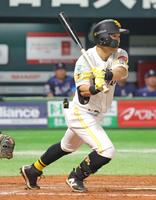 　７回、代打・中村晃が右前に同点適時打を放つ