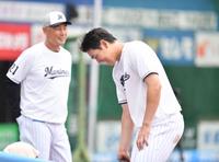 　１軍昇格し笑顔を見せる安田（手前）。左後方は吉井監督（撮影・開出牧）