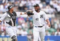 　３回、小郷を捕ゴロに打ち取り佐藤（左）とタッチを交わすメルセデス（撮影・開出牧）