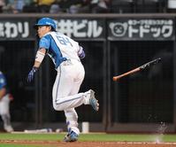 　８回、２点適時二塁打を放つ田宮（撮影・中島達哉）