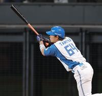 ７回、適時二塁打を放つ田宮（撮影・中島達哉）