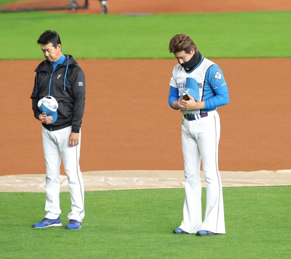 　全体練習前、大社初代球団オーナーにチーム全員で「感謝の黙とう」をささげる新庄監督（右）＝撮影・中島達哉