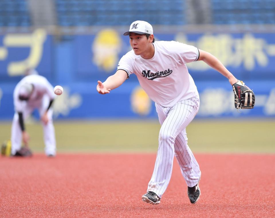 　試合前、ファーストで守備練習する安田（撮影・開出牧）